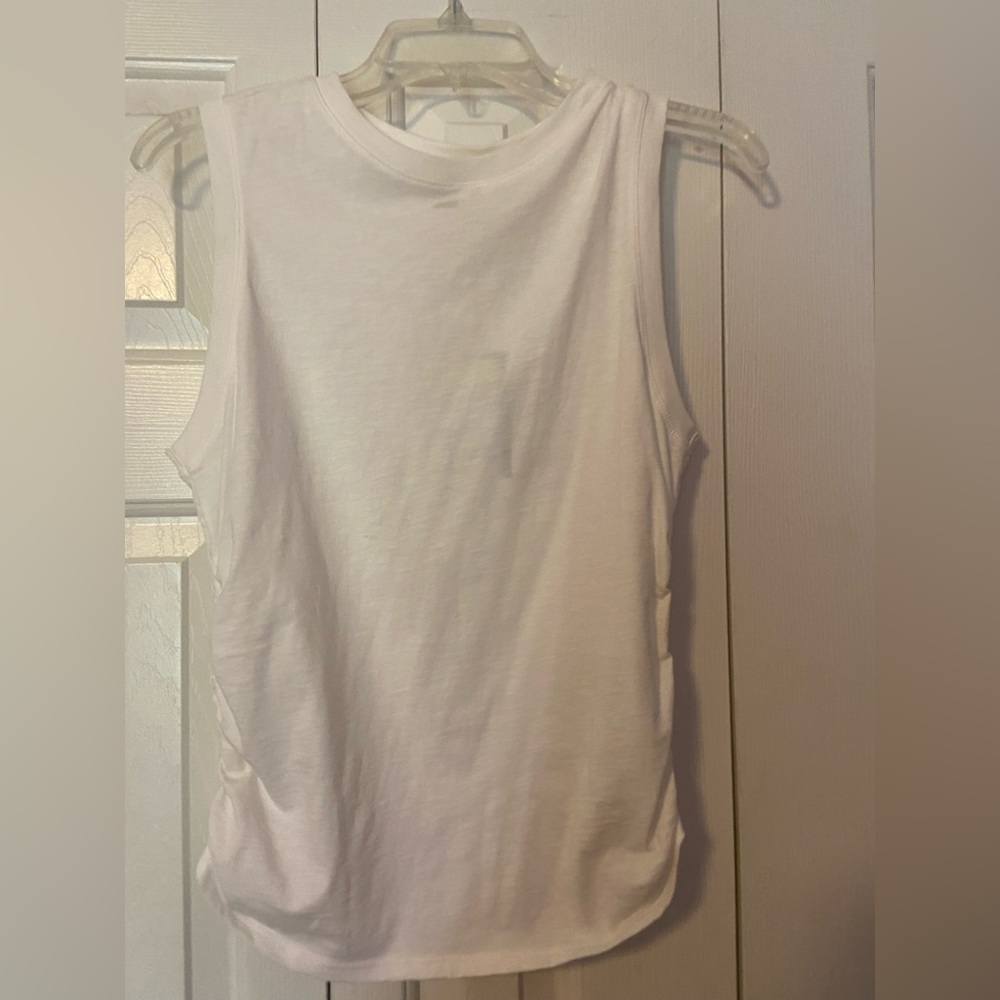 Women’s white tank size S